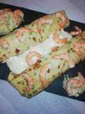 Crepes rellenos de repollo y langostinos con bechamel de queso