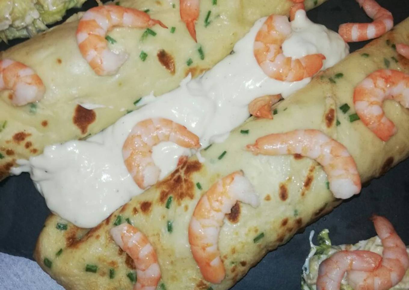 Crepes rellenos de repollo y langostinos con bechamel de queso