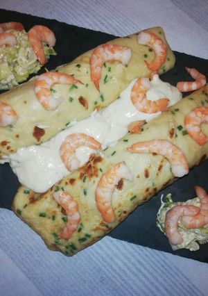 Una foto de Crepes rellenos de repollo y langostinos con bechamel de queso
