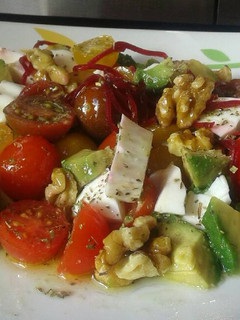 Una foto de Ensalada con cherrys y queso fresco