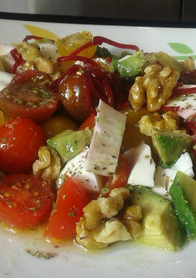 Una foto de Ensalada con cherrys y queso fresco