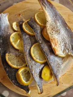 Una foto de Lubina al limón 🍋- al horno