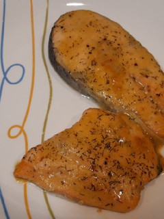 Una foto de Salmón al horno con salsa de miel y mostaza