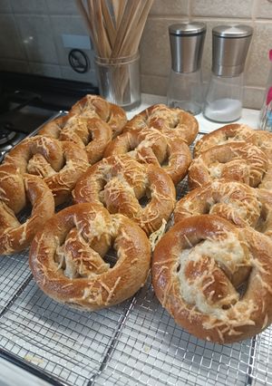 Teljes kiőrlésű sajtos perec recept fotója
