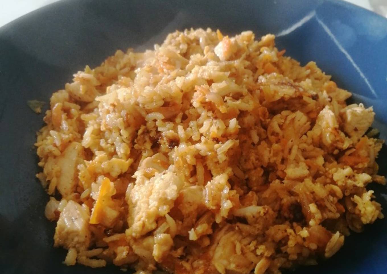 Arroz frito con pollo