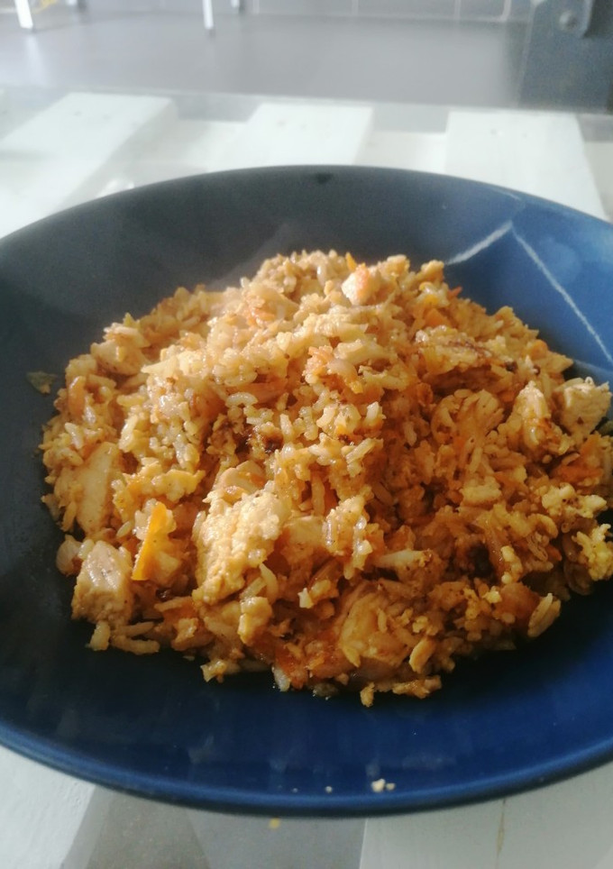 Una foto de Arroz frito con pollo