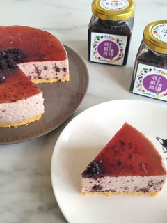 A picture of No-Bake, Refreshing Mulberry Yogurt Mousse Cake.