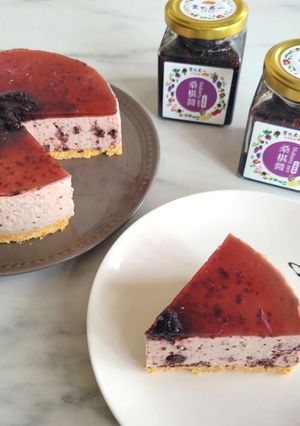A picture of No-Bake, Refreshing Mulberry Yogurt Mousse Cake.