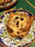Feuilletés diablotins aux poireaux et crème de feta sur lit de pissenlit jaune