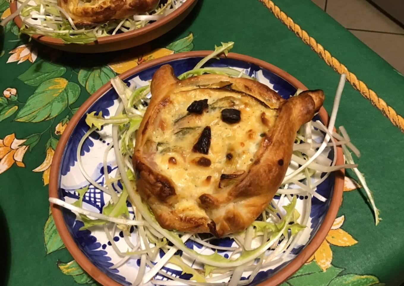 Feuilletés diablotins aux poireaux et crème de feta sur lit de pissenlit jaune