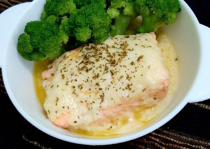 Resep Steam Salmon with Cheese Sauce Mpasi 1y+ oleh Mamma_Mosha - Cookpad