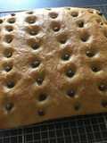 Focaccia con capperi in teglia quadrata