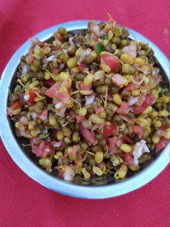 ફણગાવેલા કઠોળ ચાટ(kathol chaat in Gujarati) રેસીપી મુખ્ય ફોટો