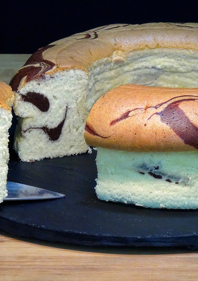 Una foto de Bizcocho de vainilla y chocolate marmolado