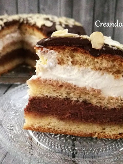 Una foto de Tarta de chocolate, nata y trufa