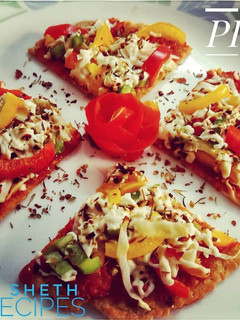 ભાખરી પીઝા (Bhakhari Pizza Recipe in Gujarati) રેસીપી મુખ્ય ફોટો