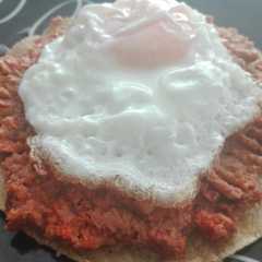 Una foto de Desayuno huevo en frijoles con chorizo