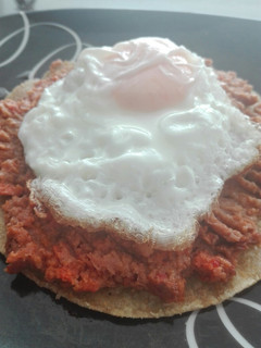 Una foto de Desayuno huevo en frijoles con chorizo
