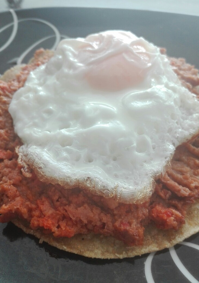 Una foto de Desayuno huevo en frijoles con chorizo