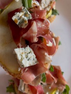 Фото Брускета з хамоном та грушею.