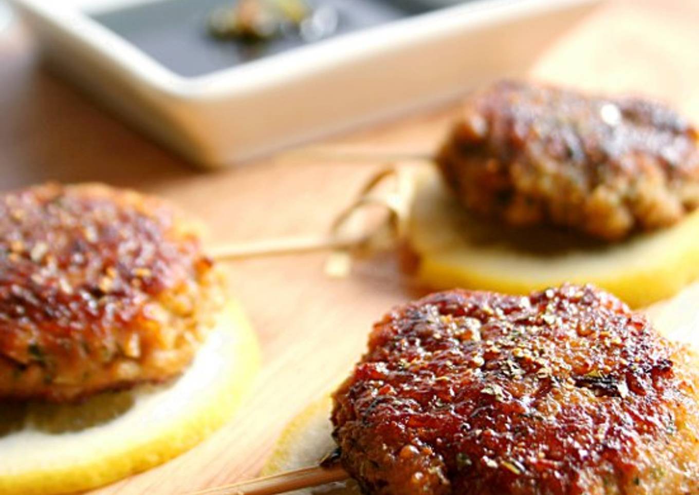 Hamburguesa estilo japonés (tsukune japonés con salsa teriyaki)