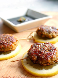 Una foto de Hamburguesa estilo japonés (tsukune japonés con salsa teriyaki)