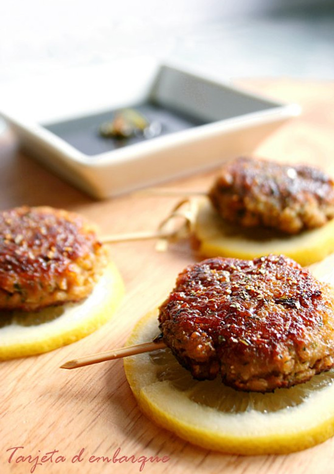 Una foto de Hamburguesa estilo japonés (tsukune japonés con salsa teriyaki)