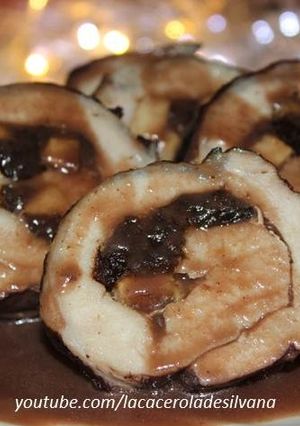 Una foto de Lomo de cerdo relleno con manzanas y ciruelas sin horno - Recetas Navideñas