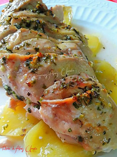 Una foto de Pechuga de pollo al horno con romero y picada de ajos, perejil