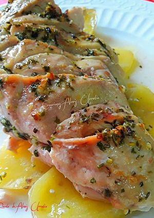 Una foto de Pechuga de pollo al horno con romero y picada de ajos, perejil