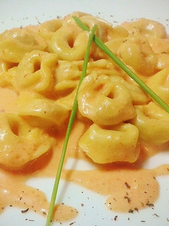 Una foto de Tortellini en crema de almendras