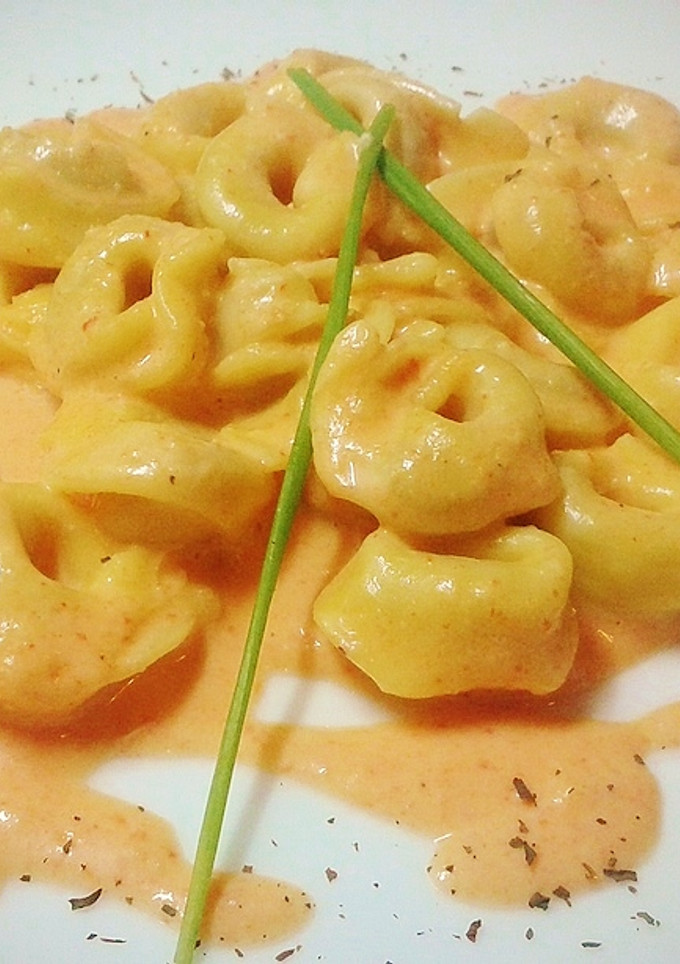 Una foto de Tortellini en crema de almendras