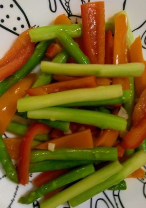 甜椒炒蘆筍（低醣生酮餐）（家常菜）（簡單料理）（10分鐘之清冰箱料理） 的食譜成品照片
