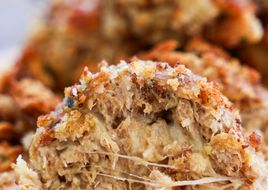 Almôndegas de Atum com Broa e Queijo