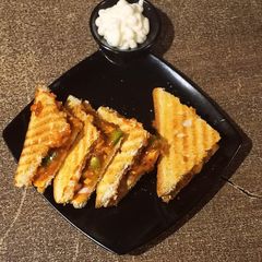 A picture of Tandoori mayo sandwich with mayo dip.