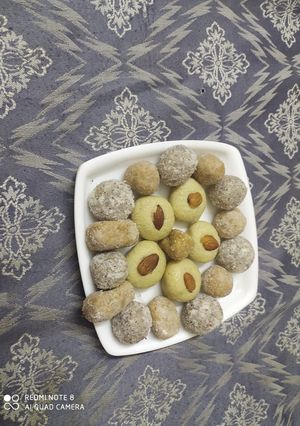 A picture of 3 sweets in a row.