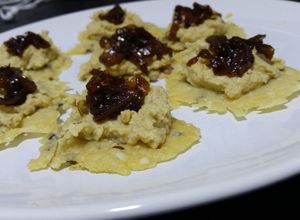 Foto principal de Canapés crujientes de queso parmesano con hummus y chutney de cebolla caramelizada