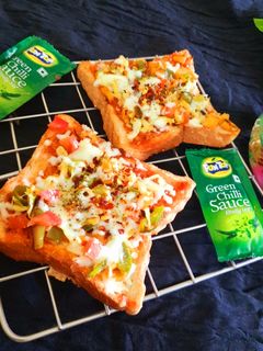 ब्रेड पिज़्ज़ा (bread pizza recipe in Hindi) रेसिपी मुख्य फोटो
