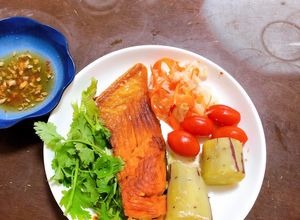 Hình của món Cá hồi nướng giòn bằng nồi chiên không dầu như.