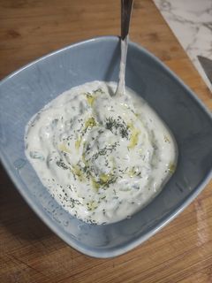 Una foto de Tzatziki, crema yogurt griego