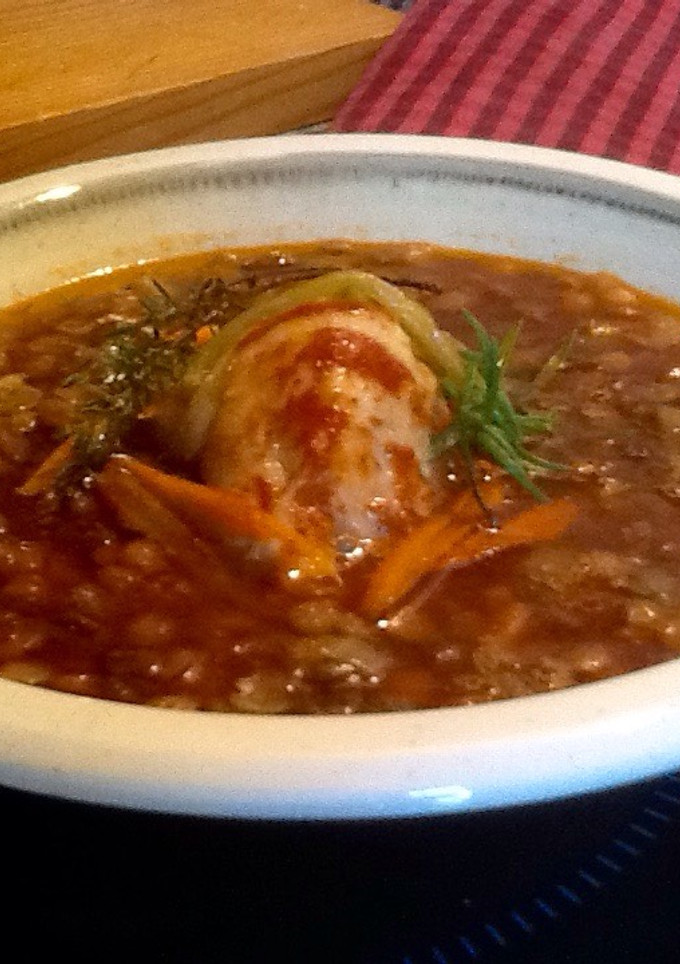 Una foto de Lentejas con pollo en escabeche y su caldo