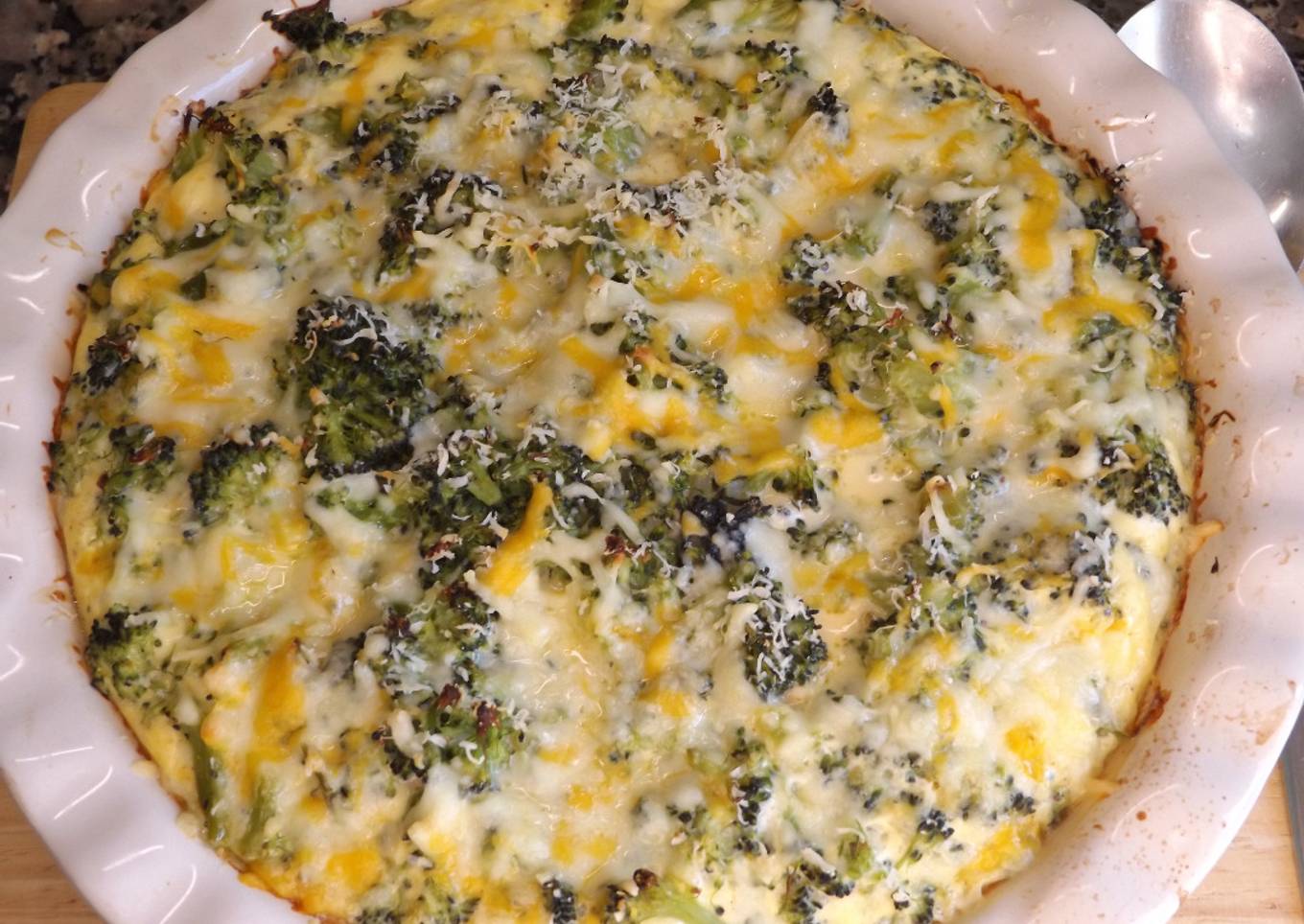 Gratén de pollo con brécol, maíz y tomates