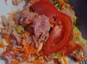Una foto de arroz lomito de atún