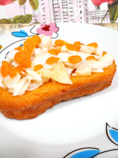 Una foto de Bacalao confitado sobre torrija de tomate
