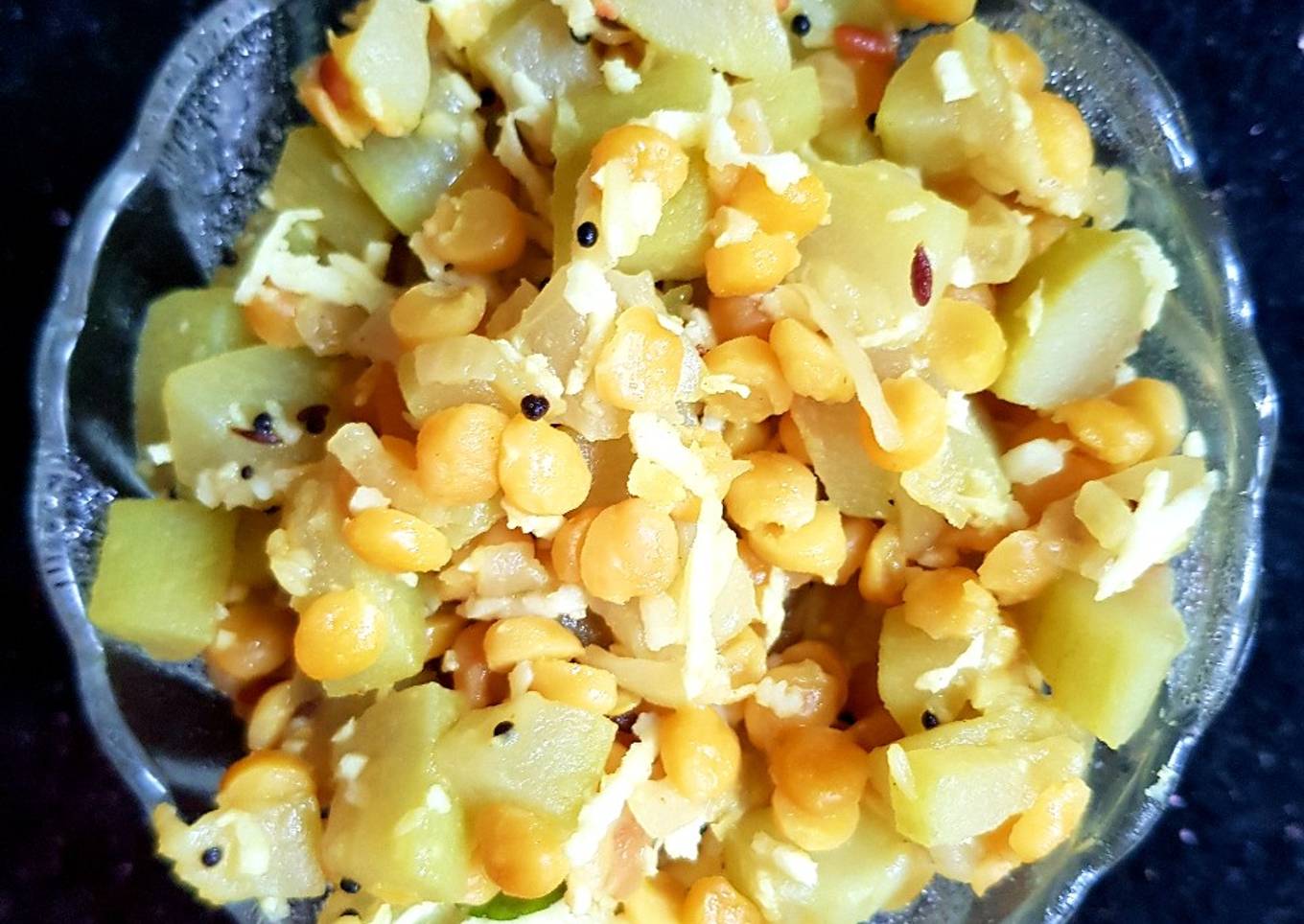 Sorakkai kadalaiparpu kootu/Bottlegourd/Lauki chana dal stirfry