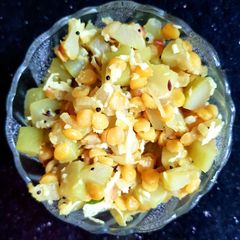 A picture of Sorakkai kadalaiparpu kootu/Bottlegourd/Lauki chana dal stirfry.