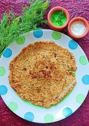 A picture of Jowar and Dill Leaves Rotti.