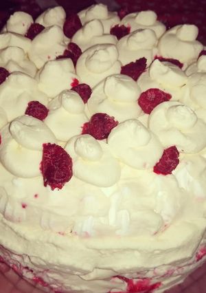 Una foto de Torta helada de merengue y frambuesas