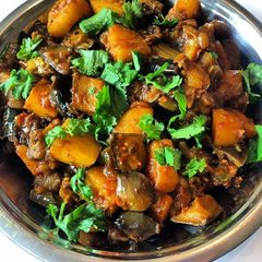 A picture of Aloo baingan.