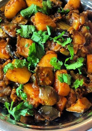 A picture of Aloo baingan.